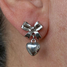 Cargar imagen en el visor de la galería, Silver Ribbon Heart Earrings
