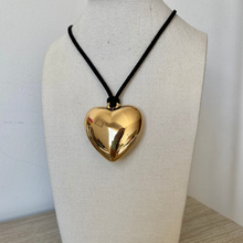 Cargar imagen en el visor de la galería, Gold Heart Necklace
