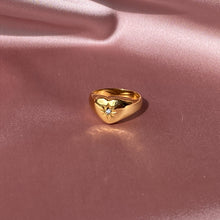 Cargar imagen en el visor de la galería, anillo de corazon y estrella en acero inoxidable con baño de oro 18K hipoalargénico y a prueba 
